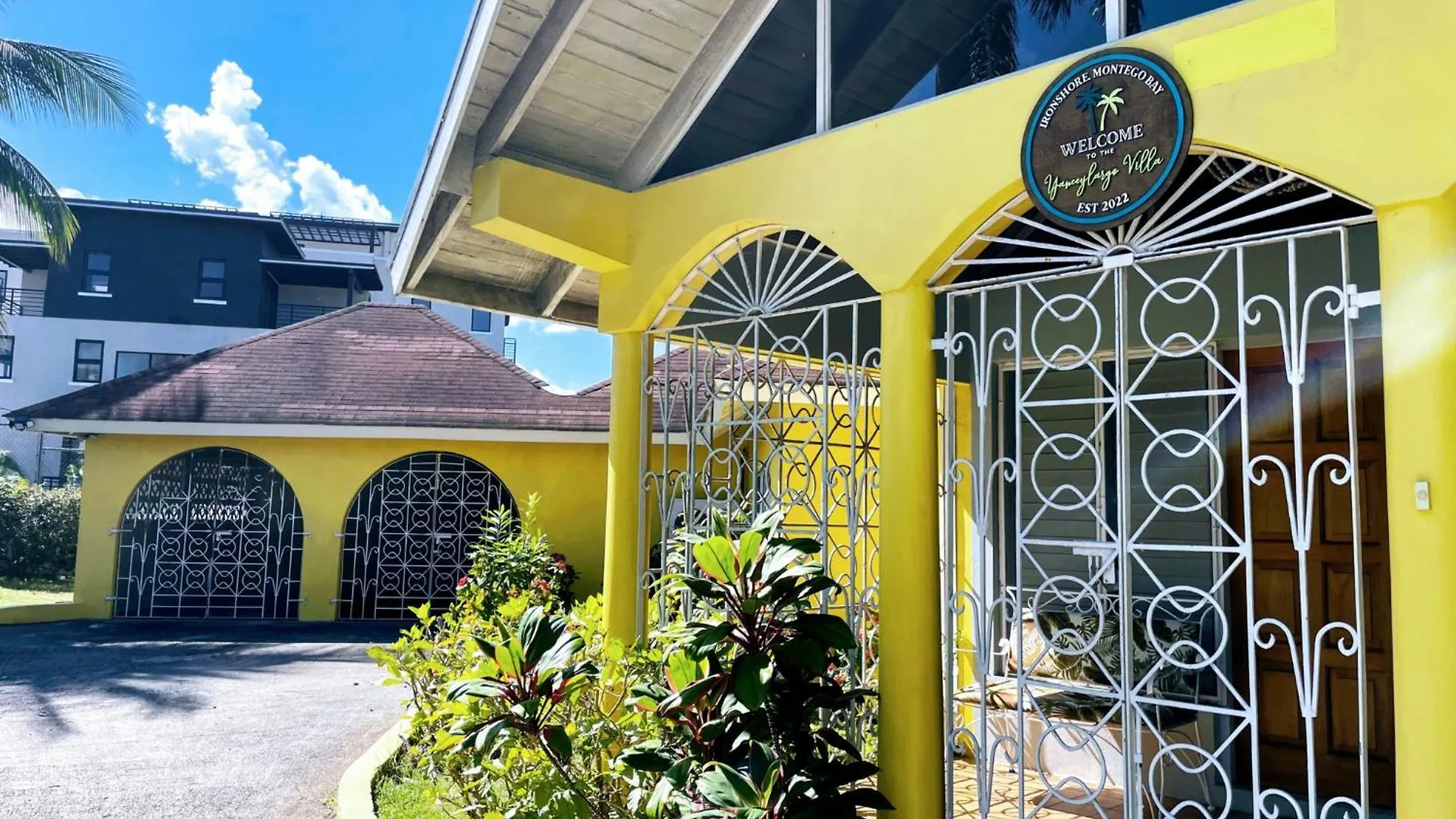Yancey Largo Villa With Private Pool contacts